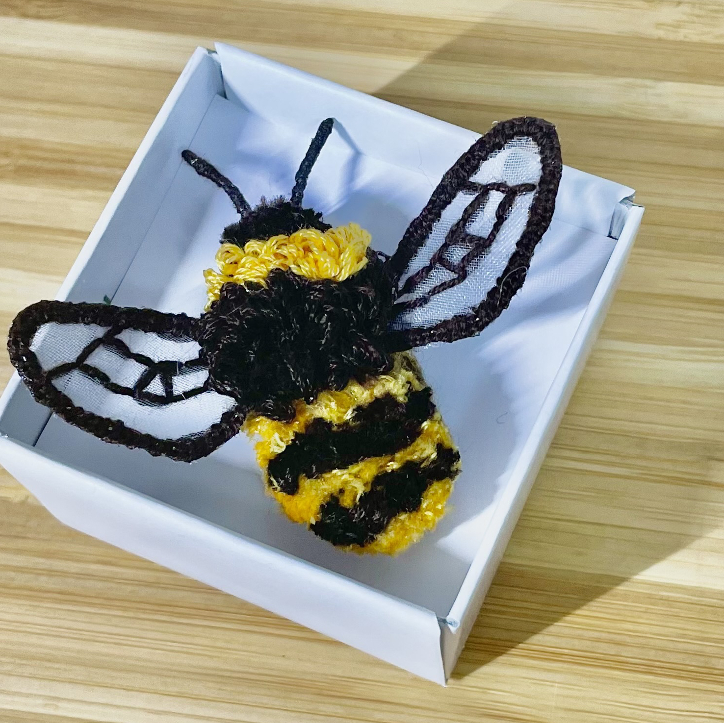 立体刺繍】ハチのブローチ - UUmaruGALLERY | minne byGMOペパボ