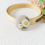 【 ヘアゴム 】刺繍 くるみボタン 