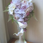 しゃくやくとカラーの花のキャスケードブーケ。高品質な造花使用。ウェディングやインテリアに