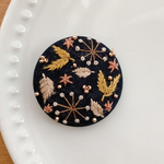 ビーズ刺繍くるみボタン（ヘアゴム/ブローチ）