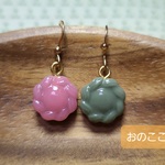 ２色のボタンピアス～桜餅