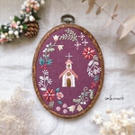 【教会のクリスマス刺繡フレーム紫】クリスマスプレゼントに。オイルパステルで描いた手作りのカード付き。おうち時間を優しく彩る刺繍インテリア。