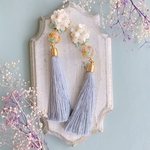 白いお花とくすみブルーロングタッセルの耳飾り