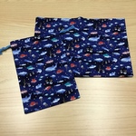 【給食2点セット】w40×40cm ランチョンマット w16×22cm袋 紺色 ラメ 海の仲間 海の生き物 男の子 小学校