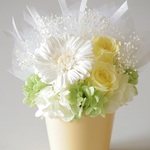 クリームイエローの花器　ブーケ風