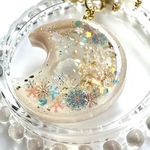 総込み価格❣️中身が動くシャカシャカバッグチャーム/カフェオレと雪の花