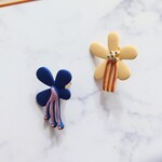 レトロなお花のアシンメトリーピアス