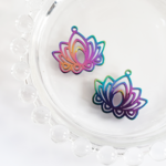 2個 ステンレス 蓮 ハス チャーム パーツ/マルチカラー 虹色【22㎜×25㎜】 (taimetalP-465） アジアン 中華 チャイナ