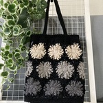119-4.花モチーフ（モノトーン）ニットバッグ