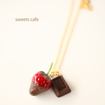 チョコがけいちごのネックレス