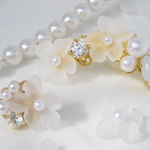 Sale! 白い花の イヤーカフ ＆ ピアス セット