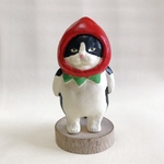 はちわれ猫 苺のかぶり物猫 置物