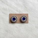 【10月】まん丸ブルー×ホワイト×ダークグレービーズ刺繍ピアス／イヤリング
