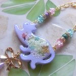 ◇889『さっちゃん様 御売約品』ライラックラベンダー　🐱伸び猫とお花のバッグチャーム🐤🎶 ※１点物