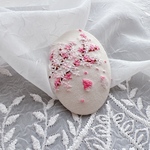 刺繍ブローチ　桜吹雪　春　くるみボタン　柔らかピンク　シンプル　和風　入学式　和風　プレゼント