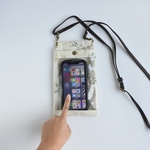 入れたまま操作できるスマホショルダー［通常サイズ］白い花