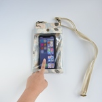 入れたまま操作できるスマホショルダー［通常サイズ］白とピンクの花