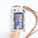 ❊特集掲載❊入れたまま操作できるスマホショルダー［通常サイズ］猫たち
