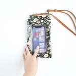 入れたまま操作できるスマホショルダー［通常サイズ］黒地に花