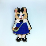 紺のワンピースのお嬢さん　刺繍ブローチ