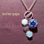 青薔薇と銀色歯車のネックレス