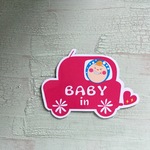 赤ちゃん乗ってます☆BABY in☆ ピンクの車☆マグネットドライビングステッカー