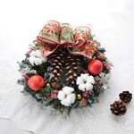 　ストローブ松のクリスマスリース（赤色がアクセント！！）