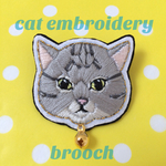 【送料無料】シルバータビー猫ちゃんの刺繍ブローチ