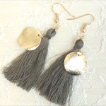 ○タッセルピアス