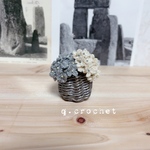 刺繍糸で編んだ小花束の二輪刺し(gray x pearl white 🫙sv basket)