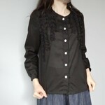 黒フリル飾りブラウス