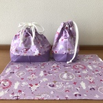 【再販】お弁当袋 ランチセット プリンセス(purple) 女の子 ランチョンマット コップ袋 ゴールド ラメ 巾着袋 入園 幼稚園 アリス お姫様 おしゃれ かわいい パープル 紫 ピンク