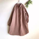 【おとな服】ふんわりダブルガーゼのヘンリーネックワンピース（ナッツブラウン）
