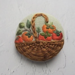 【柿の実バスケット】刺繍ブローチ 38mm セージ