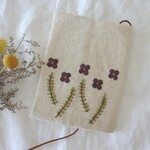 可憐な花　刺繍　文庫本　ブックカバー　ナチュラル