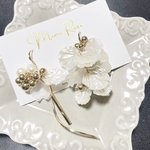 花びらのゆらゆらピアス　イヤリング