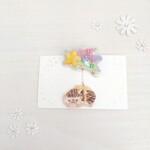 流れ星からぶらさがるハリネズミの刺繍ブローチ