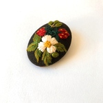 いちご　 刺繍ブローチ    