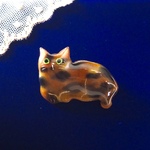 猫の七宝焼きブローチ　「くつろぐサビ猫」