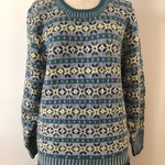 丸首編み込み模様セーター