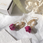レジンアクセサリー　ドライフラワー薔薇と淡水パールのイヤリングピアス