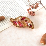 紅葉の葉　ビーズ刺繍のブローチ