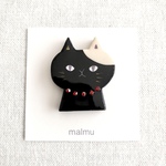ネックレスをした黒猫ブローチ