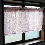 ★sale★カフェカーテン　優しい色合いピンク系、小花柄のカフェカーテン（４３×１１０）