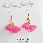 小花2つショッキングピンクピアス