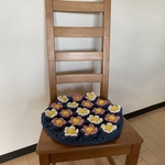 六角形のざぶとん(ローズ、白花×青グレイ)