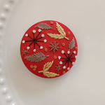 刺繍くるみボタン（ヘアゴム/ブローチ）