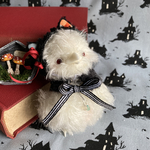 黒猫になりたい白い子ガラスのぬいぐるみ