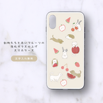 動物たちと赤いフルーツの強化ガラス仕上げスマホケース