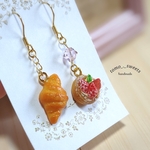 ピアス♡苺のデニッシュパンとこんがりクロワッサン♡スワロビーズ付き